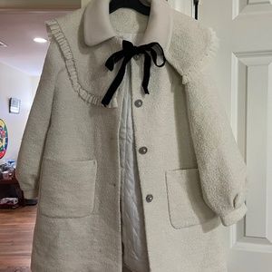 Beautiful white coat, it is warm and chic